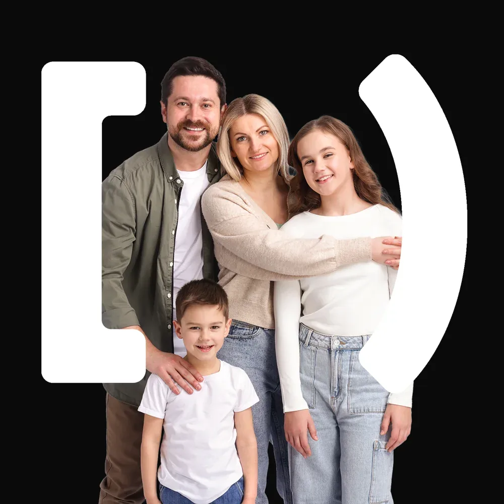 Kampagnenmotiv für familum: Familie vor der familum-Klammer